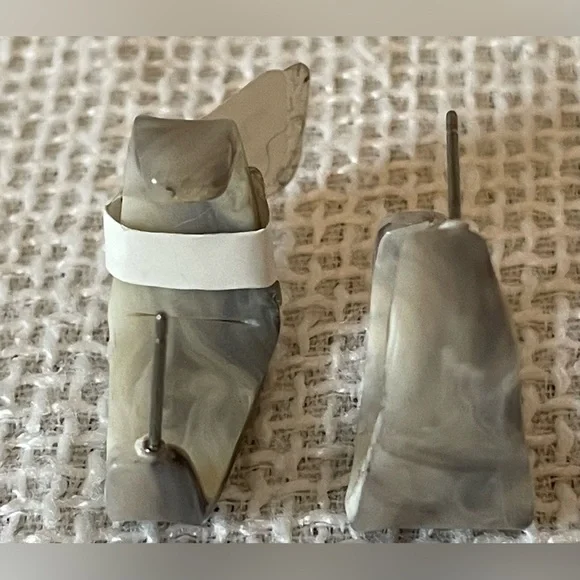 Matte acrylic square hoop earrings - Picture 2 of 3